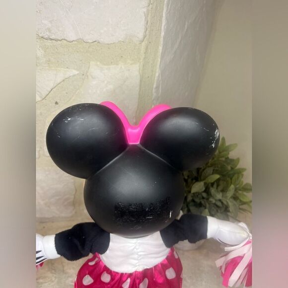 Minnie Mouse cheering 15’ doll - Picture 3 of 6
